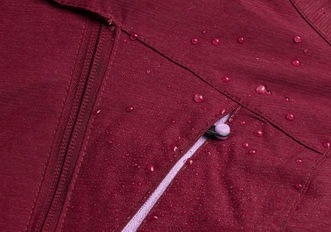 Các loại áo khoác soft shell khác nhau, từ áo khoác fleece mềm mại đến áo khoác chống thấm nước, phù hợp cho nhiều hoạt động ngoài trời