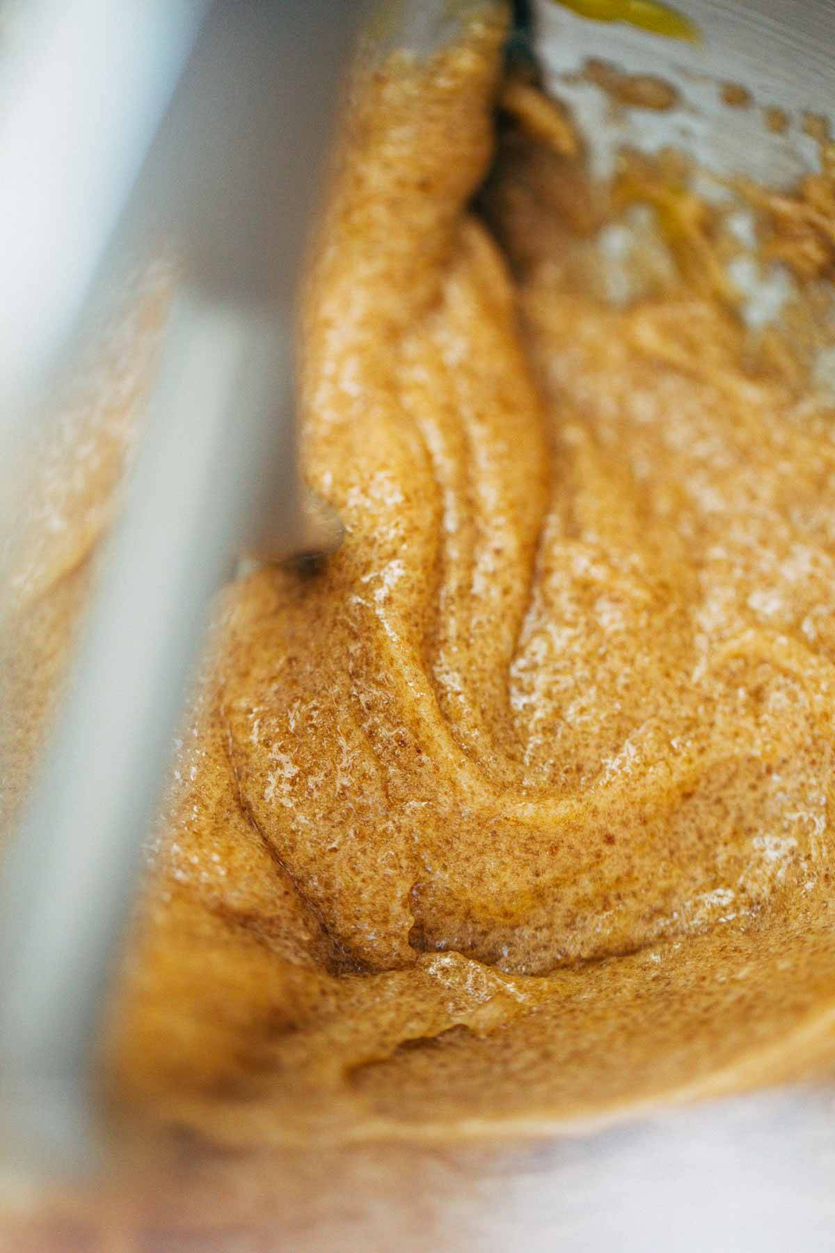 Bột bánh quy chocolate chip mềm đã trộn xong, sẵn sàng tạo hình và nướng.