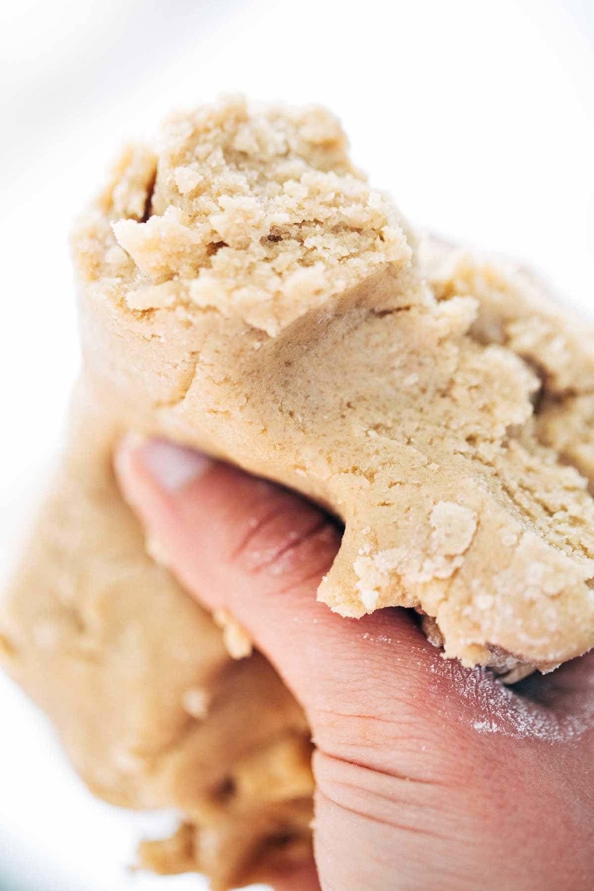 Bột bánh quy chocolate chip mềm trong bát trộn, chuẩn bị nướng để có những chiếc bánh mềm ngon.