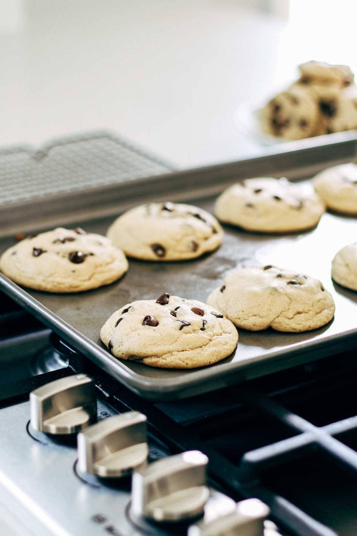 Bánh quy chocolate chip vừa ra lò, màu vàng nâu hấp dẫn và thơm ngon.
