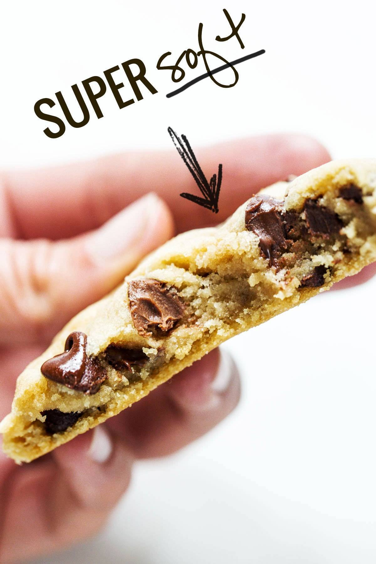 Mặt cắt bên trong của bánh quy chocolate chip mềm, cho thấy độ mềm xốp và các hạt chocolate tan chảy.