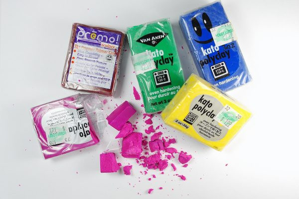 Đất sét polymer bị vụn và khô cần được làm mềm để có thể sử dụng, quá trình này đòi hỏi sự kiên nhẫn và các kỹ thuật làm mềm phù hợp để phục hồi độ dẻo của đất sét.