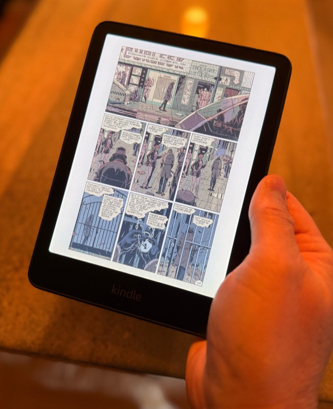 Truyện tranh trên Kindle Colorsoft hiển thị màu sắc sống động nhưng màn hình quá nhỏ để đọc toàn trang