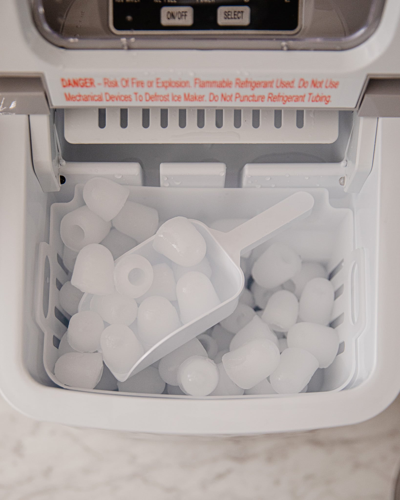 Máy làm đá viên mini Joy Pebble Portable Ice Maker có hình dáng viên đạn độc đáo và giá cả phải chăng