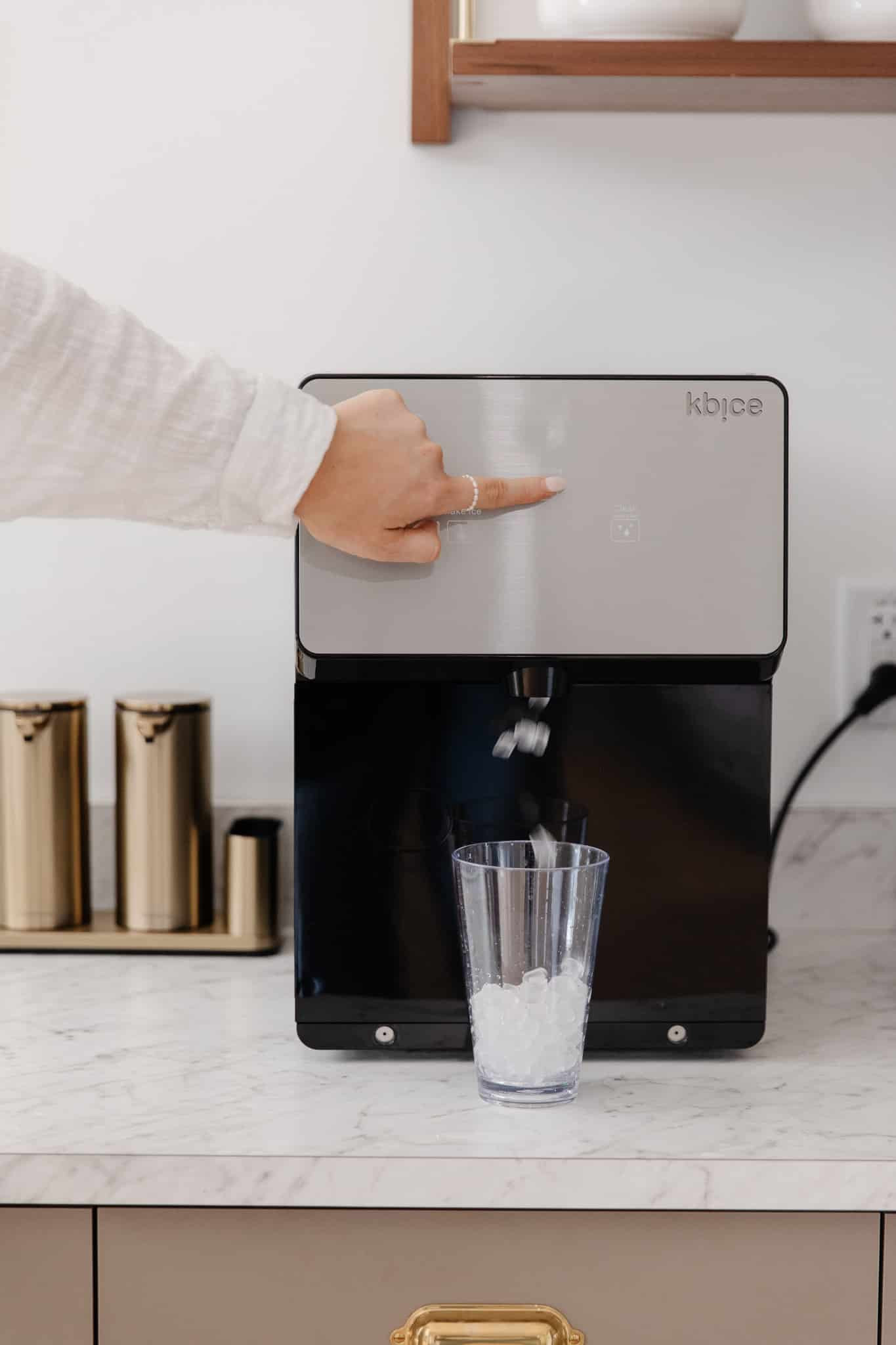 Máy làm đá viên mini KBice 2.0 Self-Dispensing Nugget Ice Maker có thiết kế hiện đại và tính năng tự động lấy đá