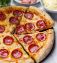 Đế pizza tự làm với topping pepperoni và phô mai tan chảy