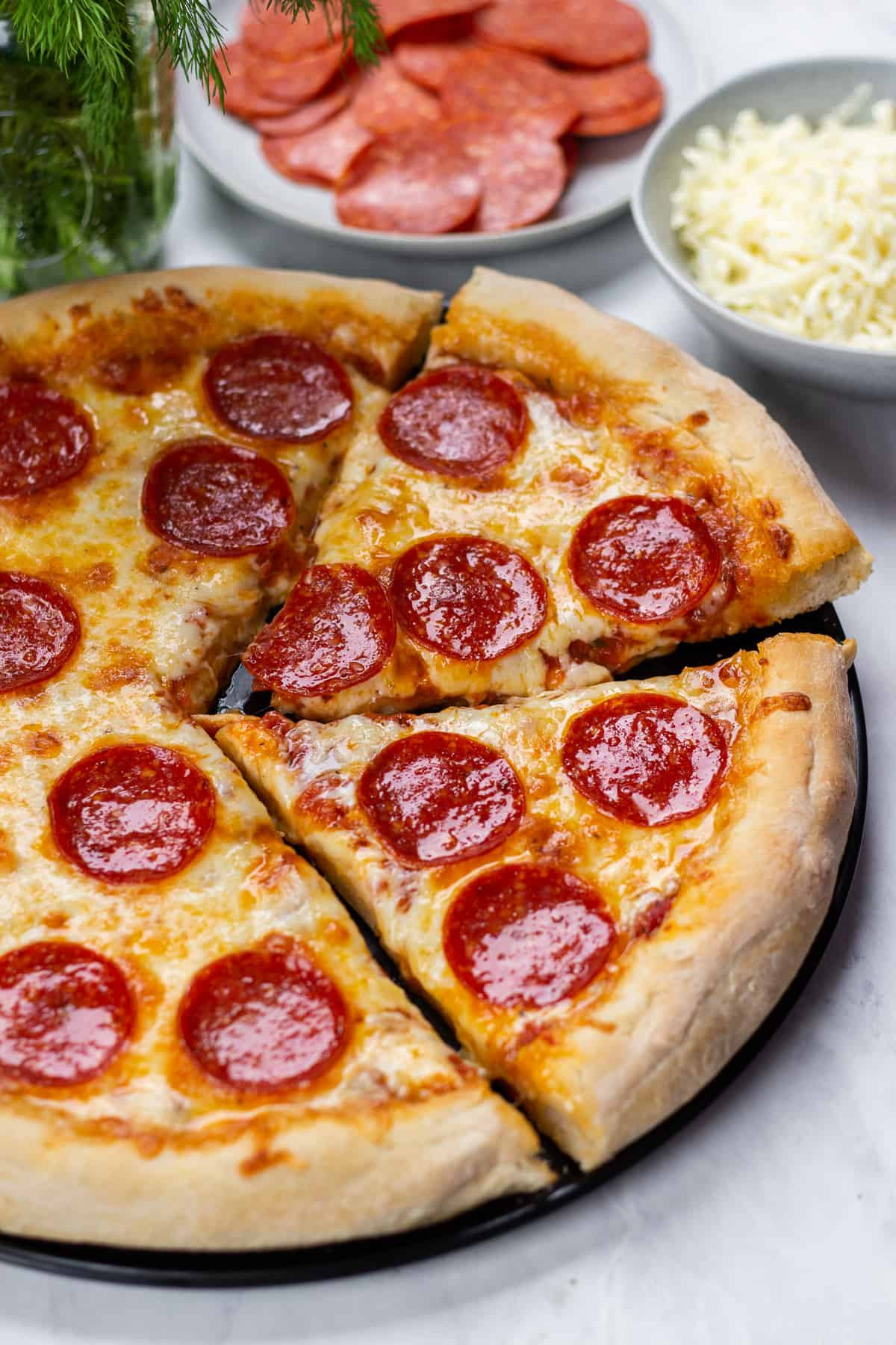 Đế pizza tự làm với topping pepperoni và phô mai tan chảy