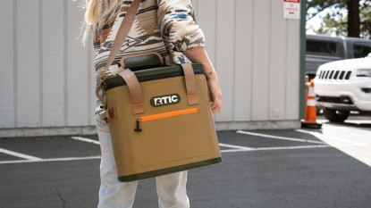 Túi giữ nhiệt RTIC SoftPak có dây đeo vai điều chỉnh được và tay cầm giúp dễ dàng mang theo