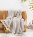 Hình ảnh chăn sherpa mềm mại và ấm áp với thiết kế hiện đại