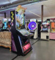 Bên trong Soft Landing Arcade với nhiều máy game thùng và không khí sôi động