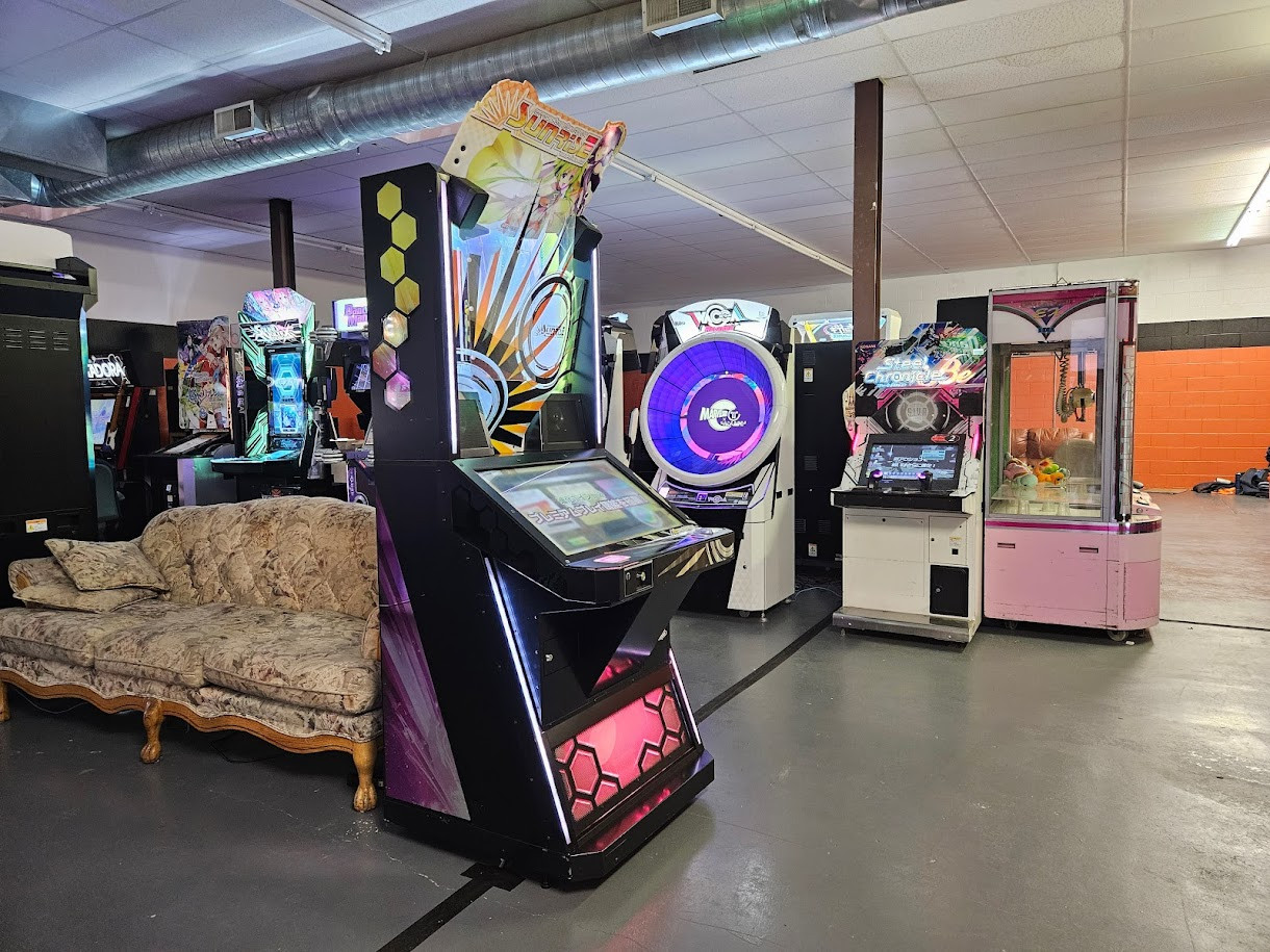 Bên trong Soft Landing Arcade với nhiều máy game thùng và không khí sôi động