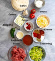 Nguyên liệu cần thiết để làm bánh taco mềm thịt bò trên mặt bàn, có nhãn chú thích.