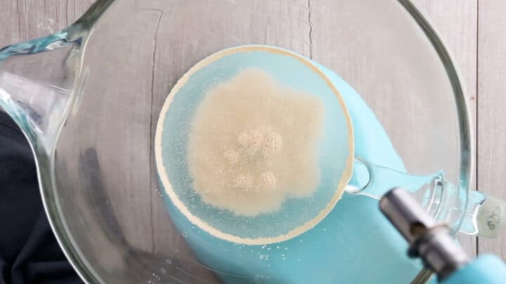 Hòa tan men nở trong nước ấm.