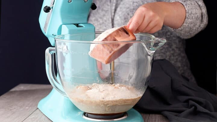 Thêm bột mì vào hỗn hợp làm bánh mì nguyên cám.