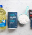 Nguyên liệu làm bột nặn mềm tại nhà, bao gồm bột mì, muối, cream of tartar, nước và dầu ăn