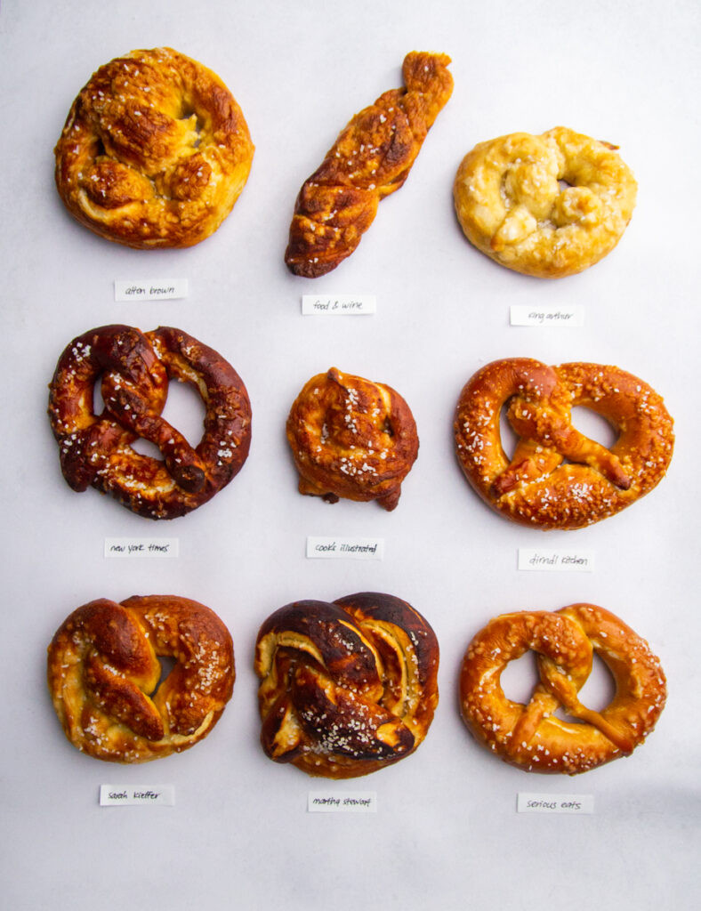 Chín chiếc bánh pretzel với nhãn trên nền xám.