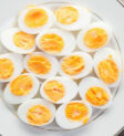 Trứng luộc trên đĩa