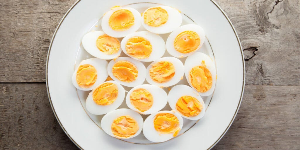 Trứng luộc trên đĩa