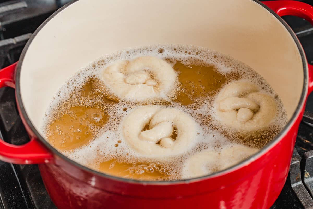 Luộc bánh Sourdough Pretzel