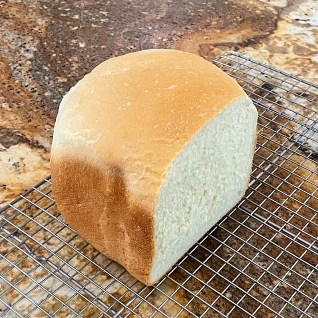 Bánh mì mềm mới ra lò trên rack làm mát
