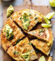 Quesadilla với trứng chiên mềm và salsa bơ, một món ăn sáng mềm mại và đầy hương vị