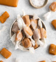 Caramel được bọc trong giấy nến và đặt trong bát.
