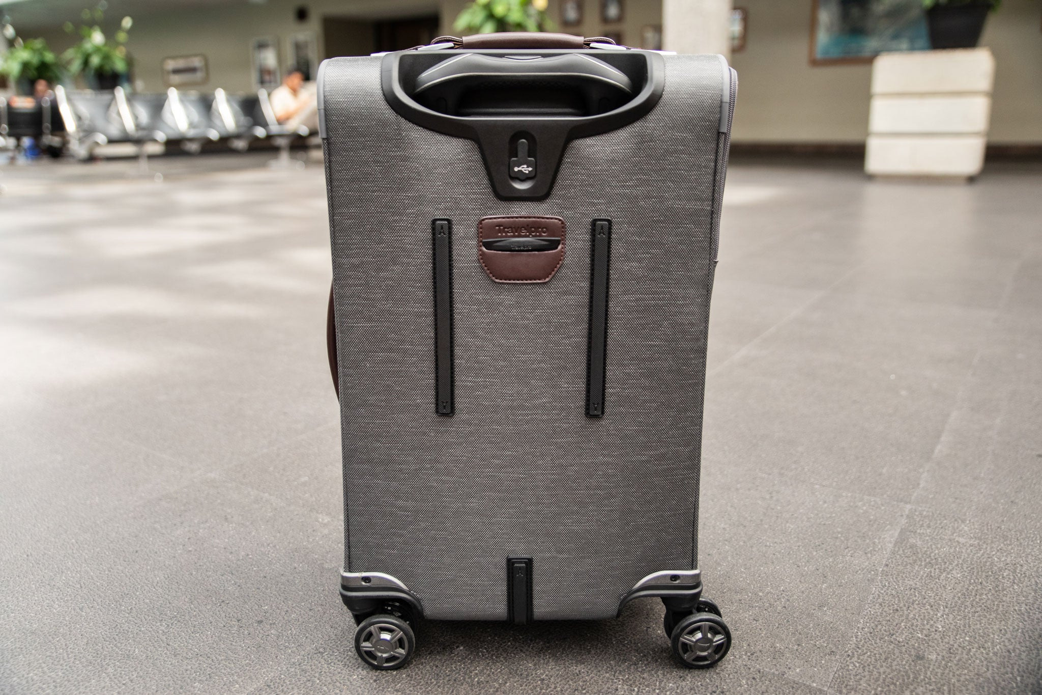 Mặt sau của vali xách tay Travelpro Platinum Elite.
