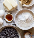 Nguyên liệu làm bánh chocolate chip cookie được chuẩn bị sẵn sàng
