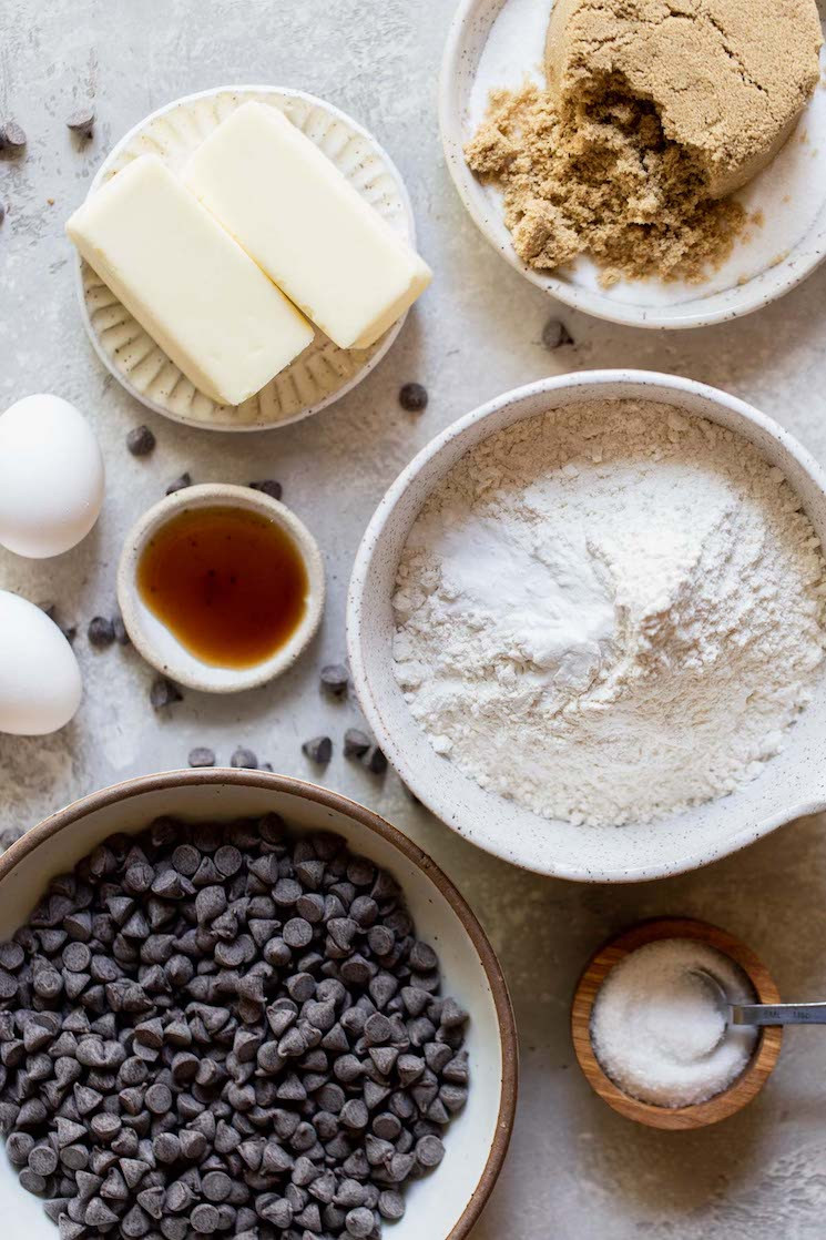 Nguyên liệu làm bánh chocolate chip cookie được chuẩn bị sẵn sàng