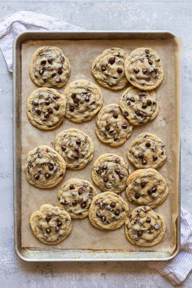 Khay bánh quy chocolate chip mới ra lò vàng ươm