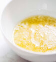 Trộn bơ và đường cho bánh quy sô cô la chip tự làm