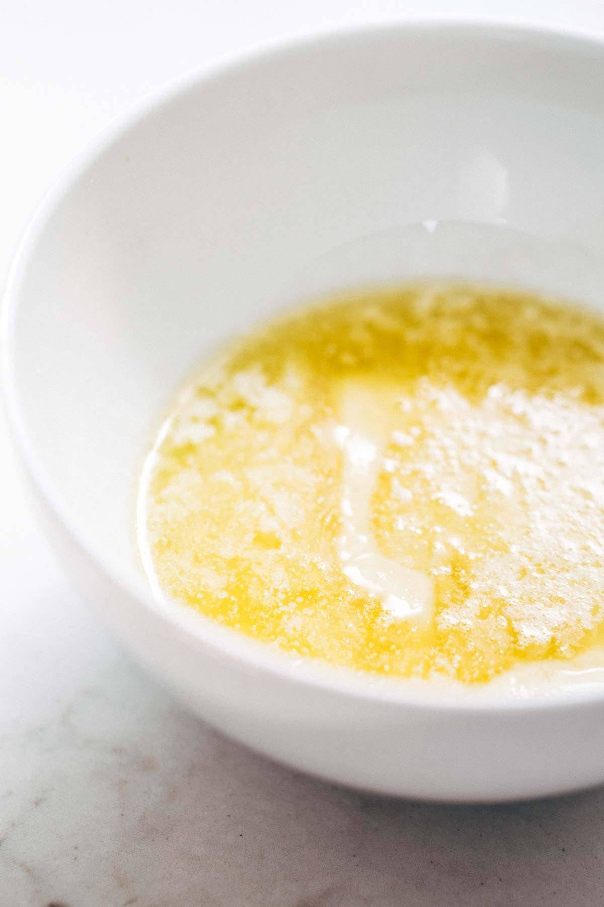 Bơ tan chảy cho bánh quy chocolate chip mềm.