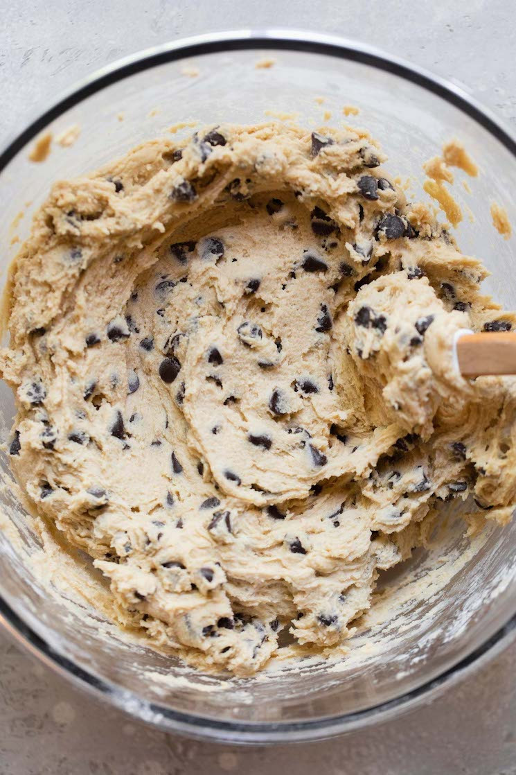 Bột bánh quy chocolate chip đã trộn xong và sẵn sàng làm lạnh