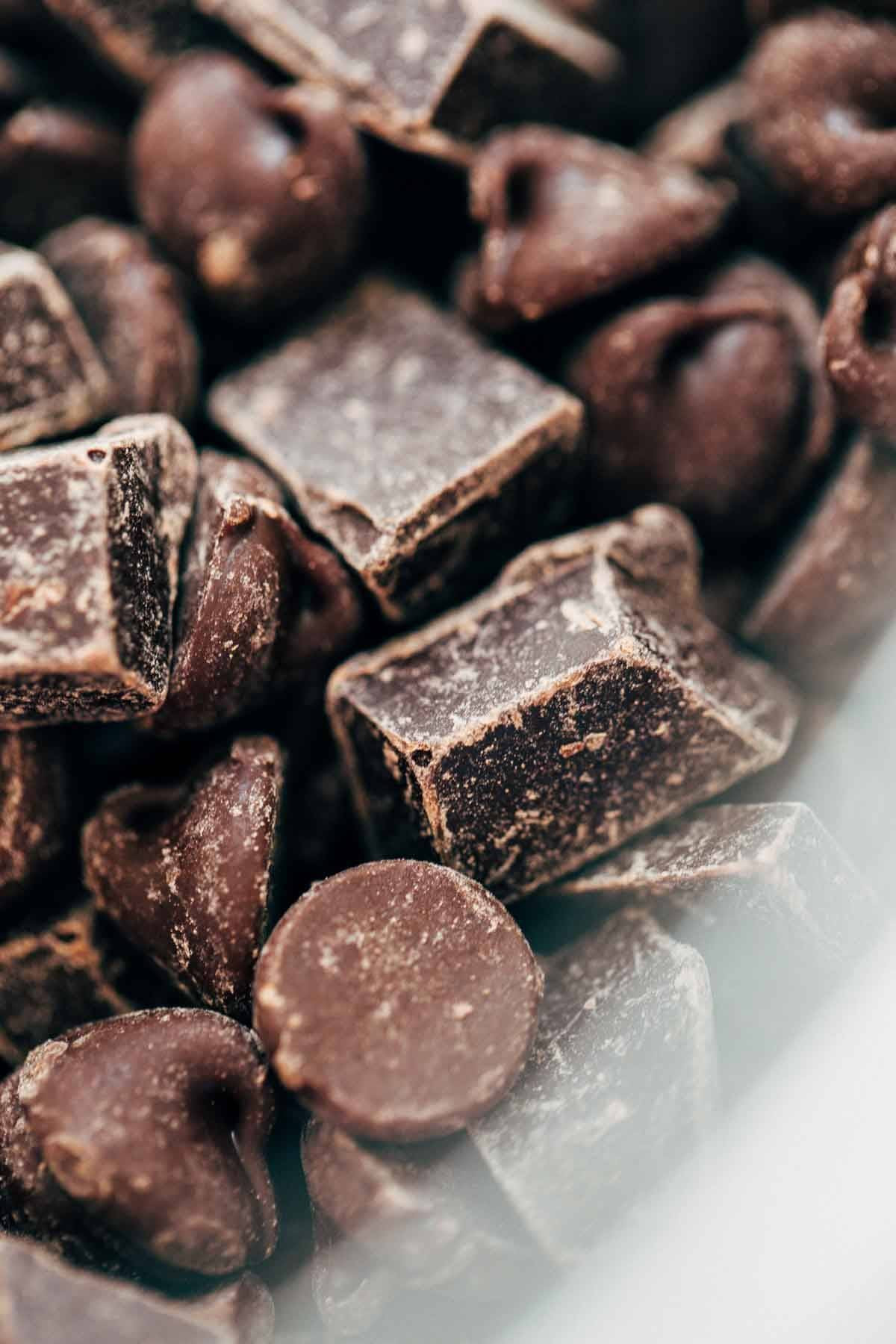 Chocolate chips cho bánh quy chocolate chip mềm.