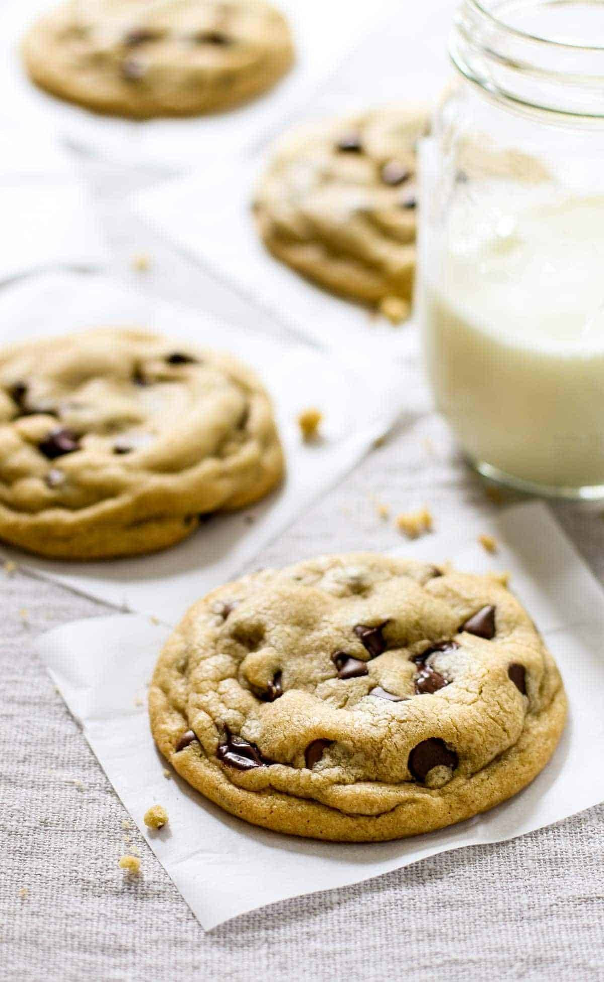 Bánh quy chocolate chip mềm trên giấy nến.