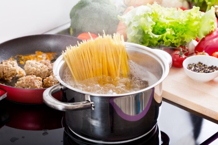 Mì ống nấu trong nước tinh khiết để cải thiện hương vị và kết cấu