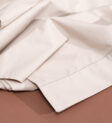 Bộ ga giường cotton mềm mại màu trắng tinh khôi, mang lại cảm giác thư thái và dễ chịu.