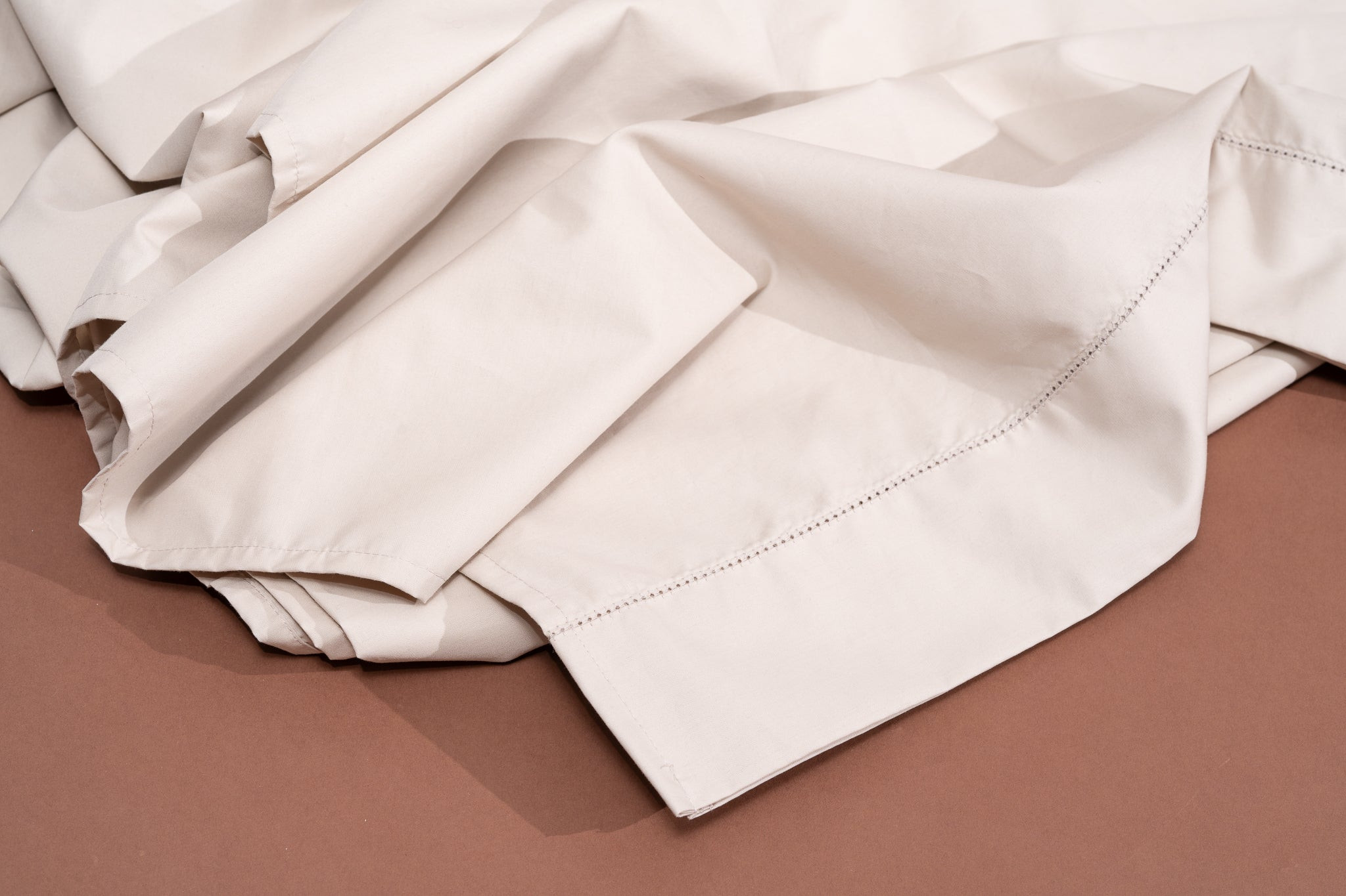 Bộ ga giường cotton mềm mại màu trắng tinh khôi, mang lại cảm giác thư thái và dễ chịu.
