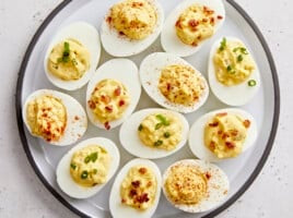Nhìn từ trên xuống món trứng lòng đào trên đĩa với nhiều loại topping khác nhau