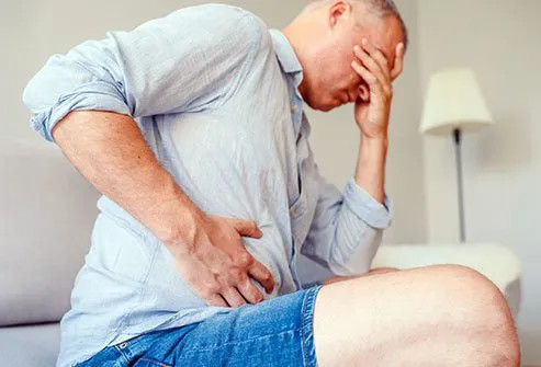 Người đàn ông ôm bụng đau đớn