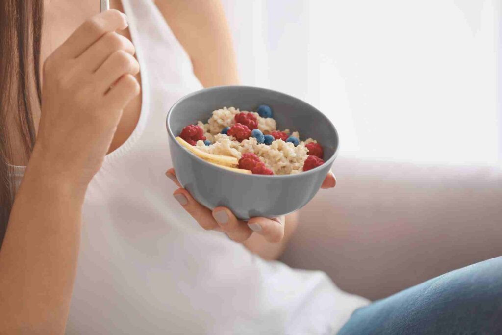 Một người đang cầm một bát bột yến mạch.