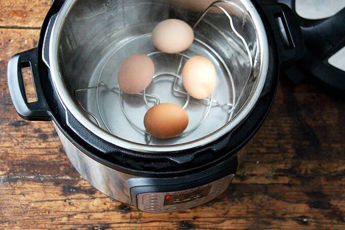Nồi Instant Pot sau khi đã nấu xong trứng lòng đào, nắp đã mở và trứng đã chín.