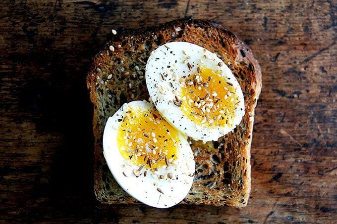 Trứng lòng đào hoàn hảo được đặt trên bánh mì nướng với rắc gia vị dukkah.