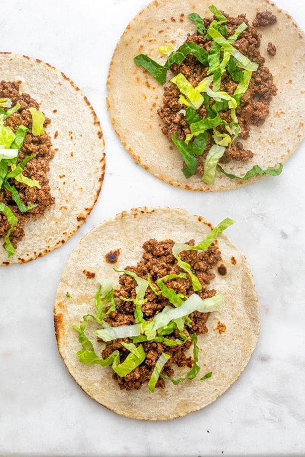 Bàn ăn với món beef soft taco và các loại topping đầy màu sắc, hấp dẫn