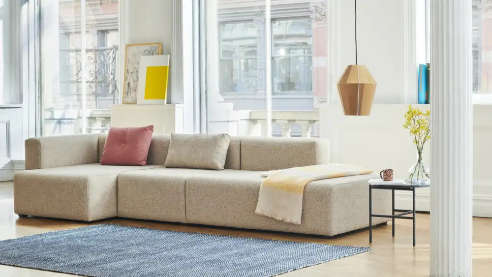 Một góc phòng khách được trang trí với ghế sofa Hay Mags Soft Low, bàn trà và đèn trang trí