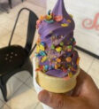 Kem Ube tại Niu Soft Serve Honolulu với topping đa dạng, màu sắc hấp dẫn.