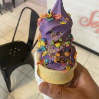 Kem Ube tại Niu Soft Serve Honolulu với topping đa dạng, màu sắc hấp dẫn.