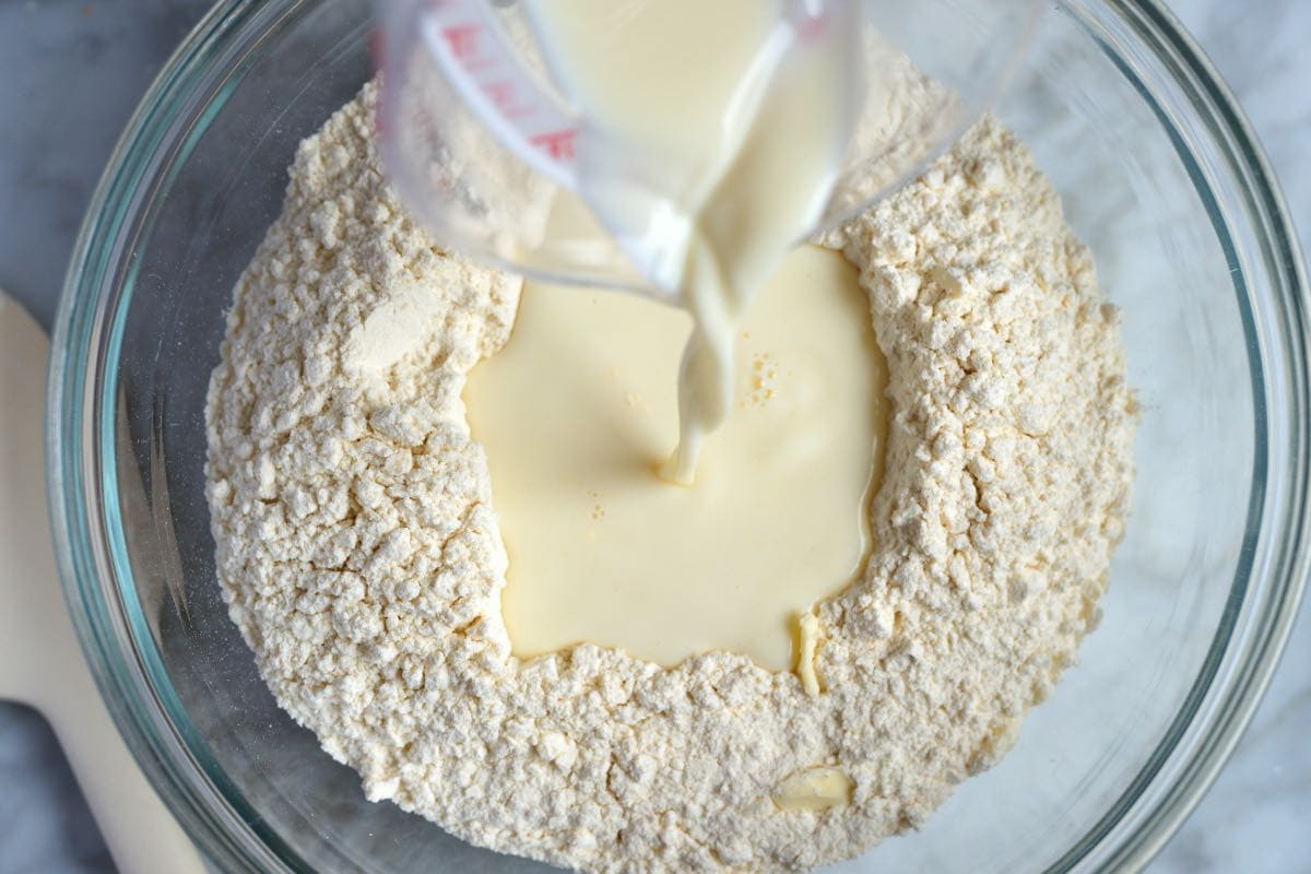 Sữa thêm vào bột bánh quy