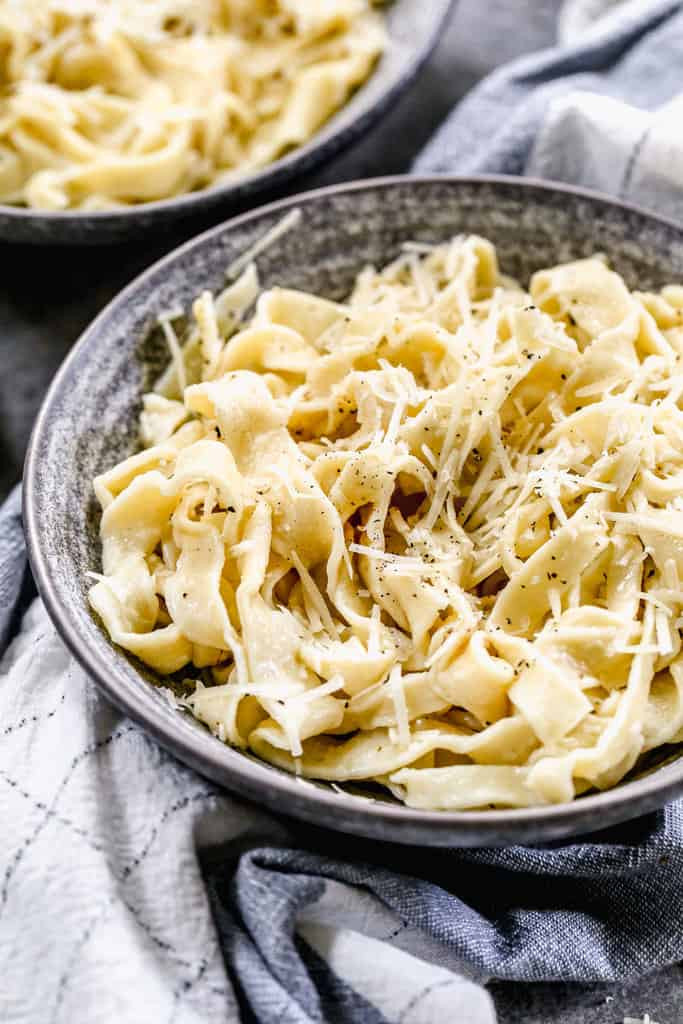 Mì trứng tươi trộn bơ và phô mai Parmesan.
