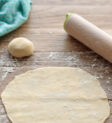 Ảnh minh họa quy trình làm soft tortilla bột mì tại nhà, từ trộn bột đến nướng bánh, thể hiện sự đơn giản và dễ thực hiện của công thức